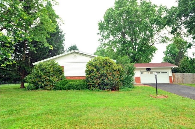 Building Photo - 15 Green Valley Dr
