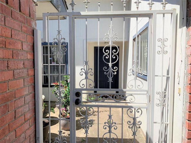 Foto del edificio - 2411 Creek Meadow Dr