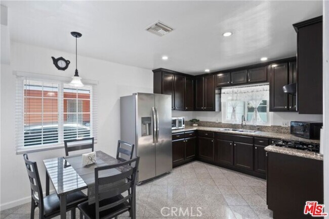 Foto del edificio - 11006 Mansel Ave