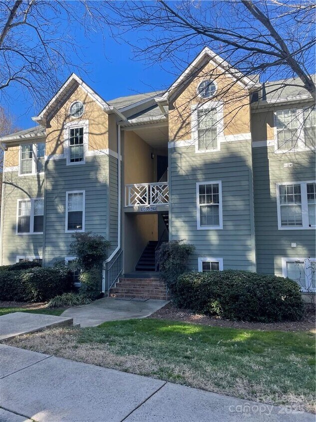 Foto principal - 19839 Henderson Rd