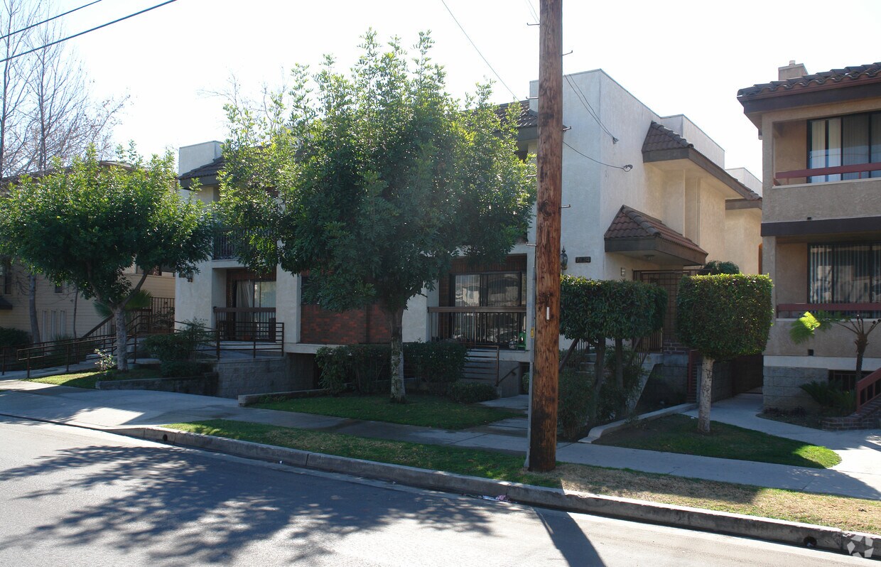 Building Photo - 704 E Maple Ave