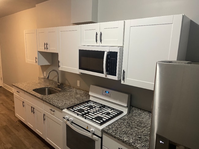 Building Photo - 1042 Pear St