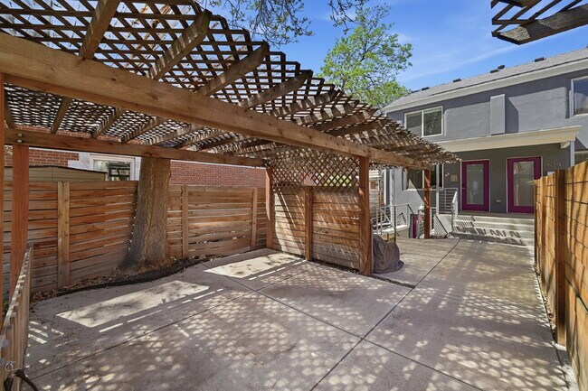 Foto del edificio - $2,495.95 - 2 Bed, 2 Bath Townhome In Denver with Central AC and In Unit Laundry!
