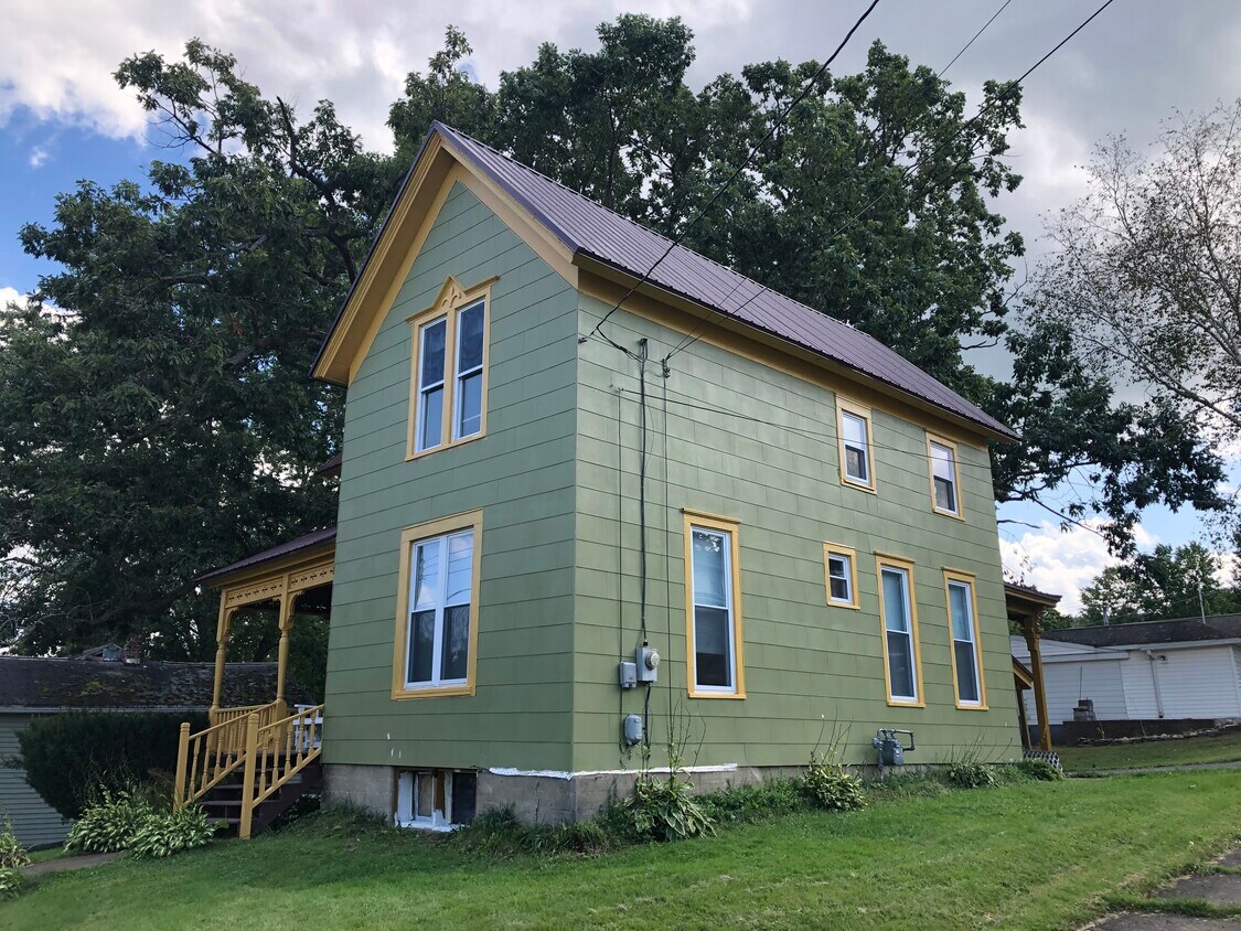 Primary Photo - 198 W 1st St