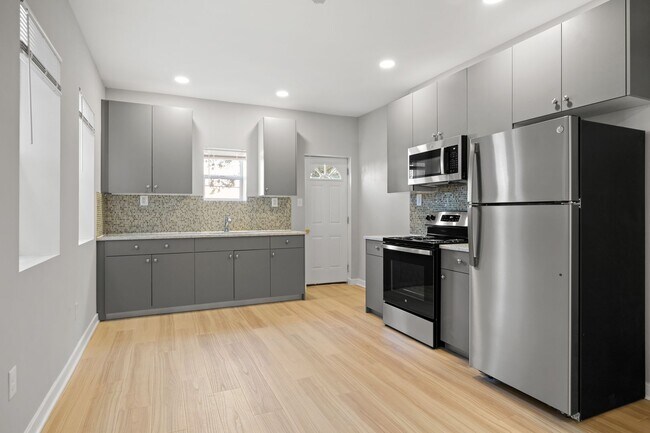 Building Photo - ???Newly Renovated MODERN 3BR and 2.5Bath ...