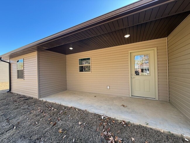 Building Photo - New construction - 3 bedroom, 2 bath home for lease outside of Poplar Bluff