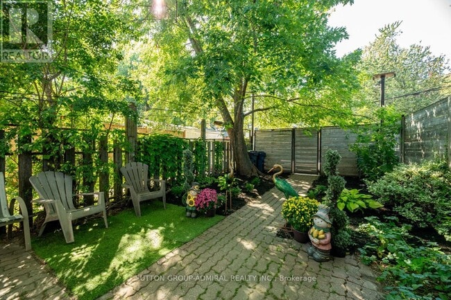 Photo du bâtiment - 70 Carlaw Ave