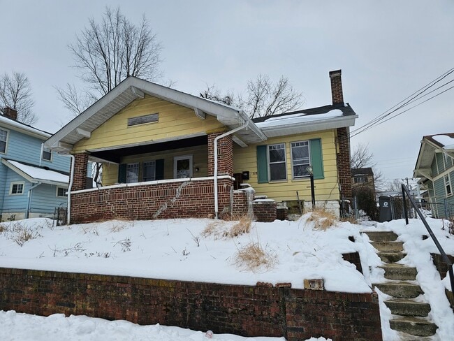Building Photo - 318 E Smith Ave