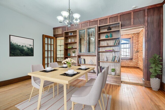 Building Photo - Charming Five Points home only blocks from downtown