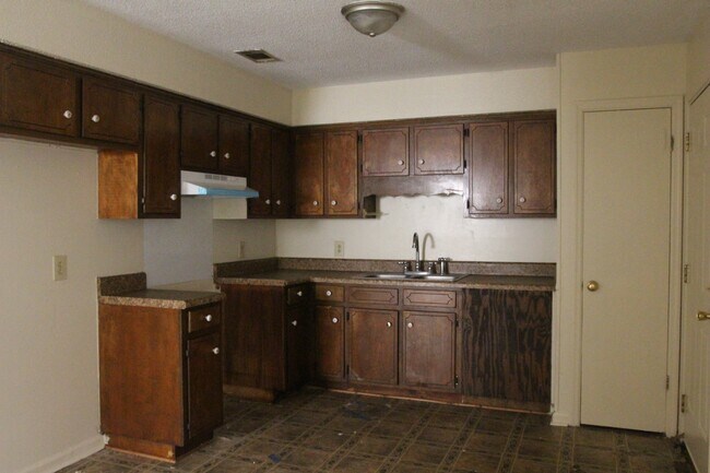 Building Photo - 3403 Sweetbrier Rd