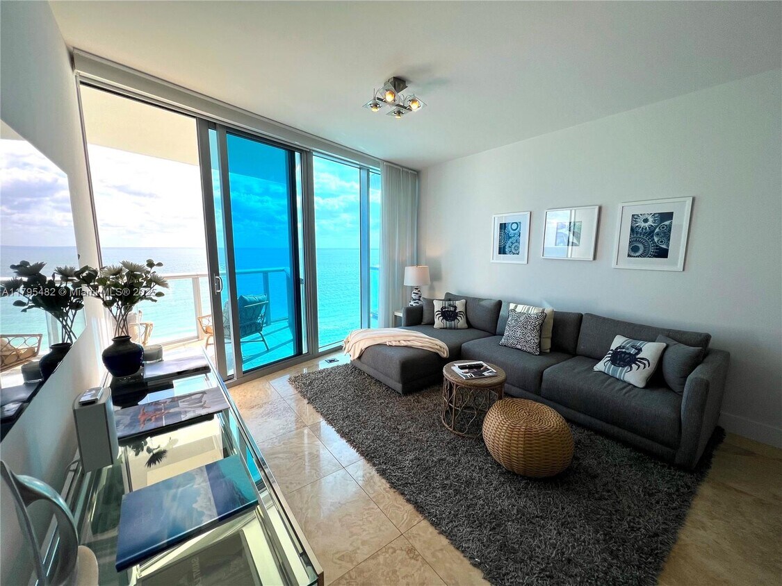Foto principal - 17001 Collins Ave