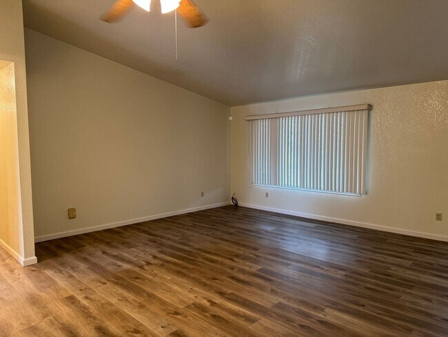 Foto del edificio - Large Three Bed, Two Bath Home in Stonewood Estates