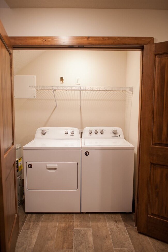 Building Photo - 515 W McDaniel St