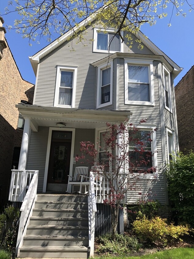 Primary Photo - 2028 W Waveland Ave