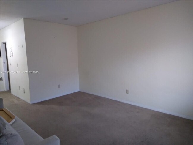 Foto del edificio - 8132 Harding Ave