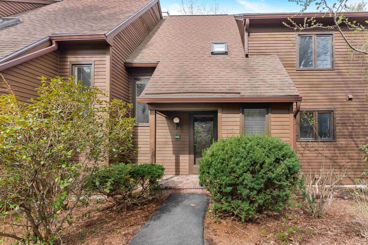 Foto principal - 2BD/1.5BA Shelburne Townhouse