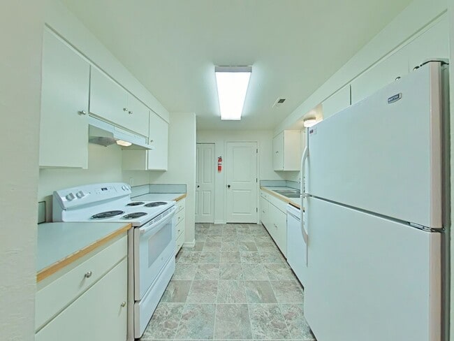 Building Photo - 3 Bedroom House ~ Close to Downtown ~ Pet ...