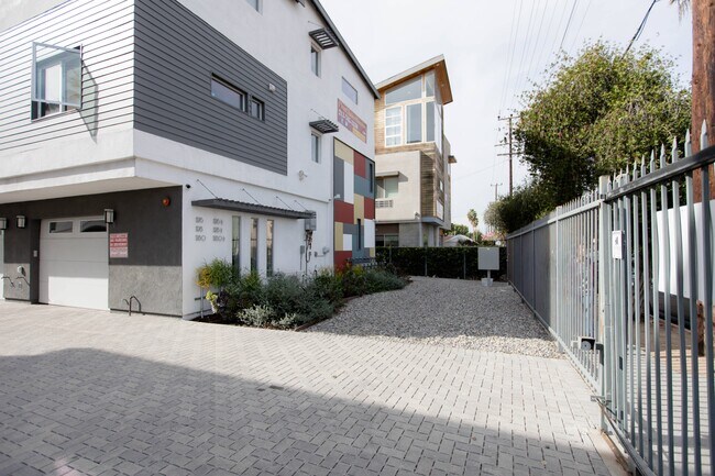 Foto del edificio - F78--1168 W. 36th Place