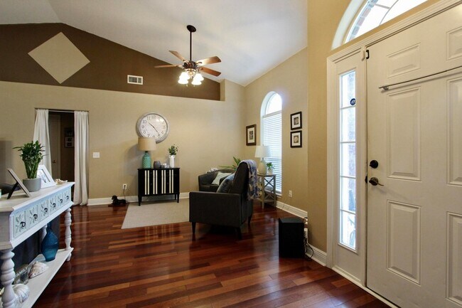 Building Photo - 624 Territory Ln