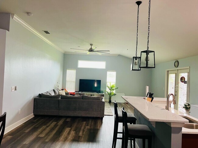 Sala de estar amplia y acogedora - 3602 NW 55th Ln