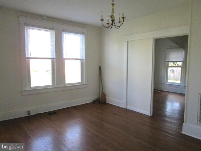 Building Photo - 136 N Funk St
