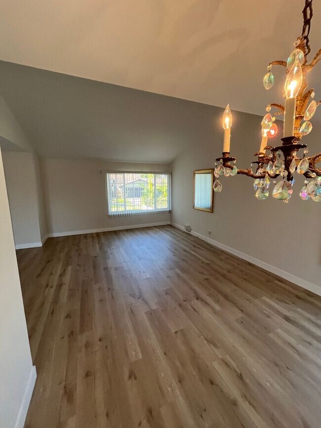 Building Photo - Spacious 4-Bedroom Home with Modern Comfor...