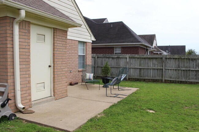 Foto del edificio - VILLAGES OF PLUM POINT, NEW FLOORS!