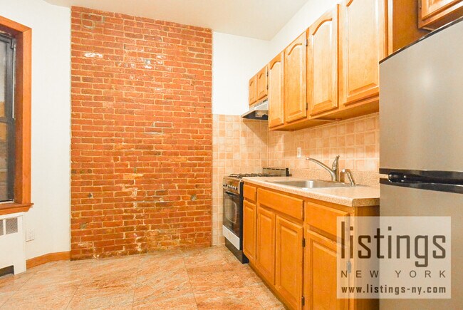 Building Photo - 172 E 89th St