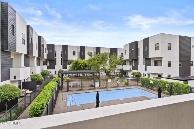 Photo - 325 E Coronado Rd Townhome