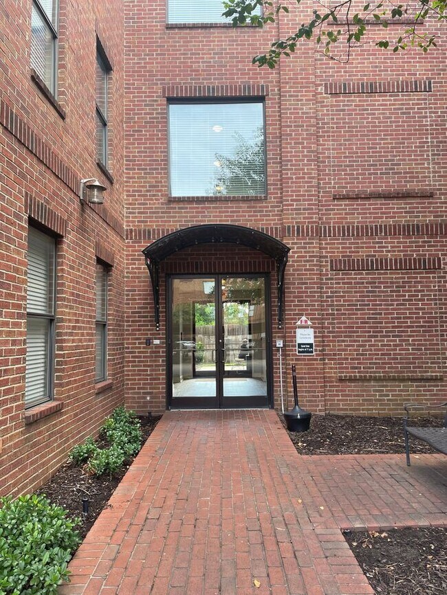 Foto del edificio - Studio w/ In-Unit Laundry near Tom Lee Park