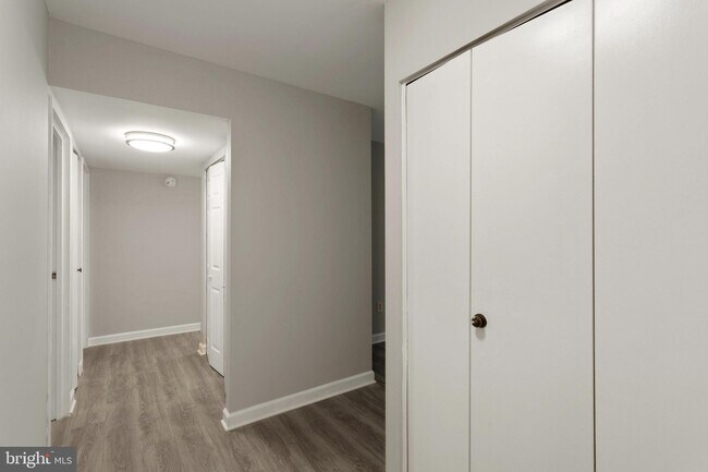 Building Photo - 9810 Kingsbridge Dr