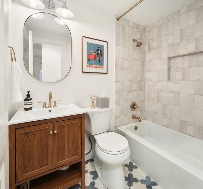 Foto del edificio - Fully Updated Home with Designer Kitchen, Spa-Style Primary Suite & Large Yard