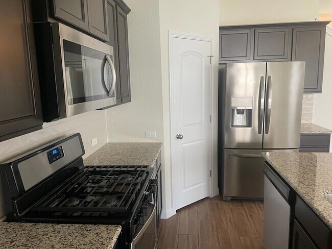 Foto del edificio - 8302 Cottage Rose Dr