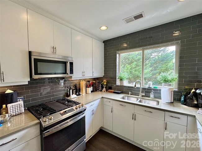 Building Photo - 420 Queens Rd