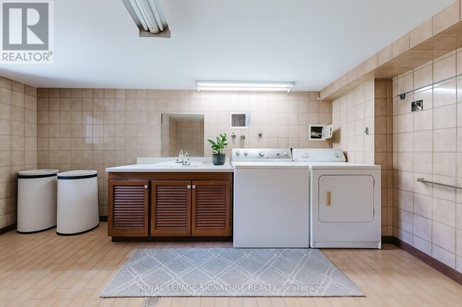 Building Photo - 247 Palmerston Ave