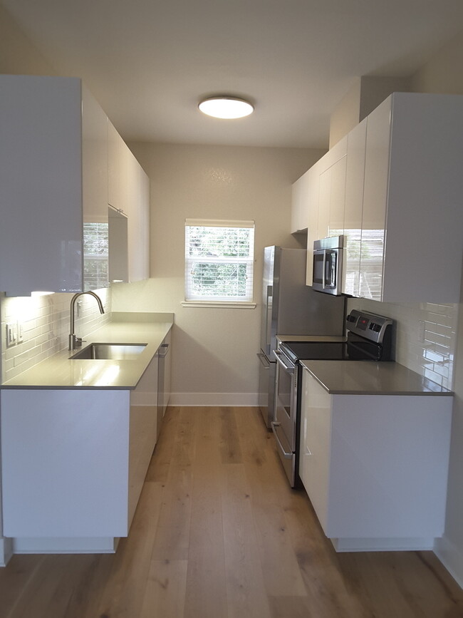 Building Photo - Newly Remodeled Condo Unit - Pet Friendly
