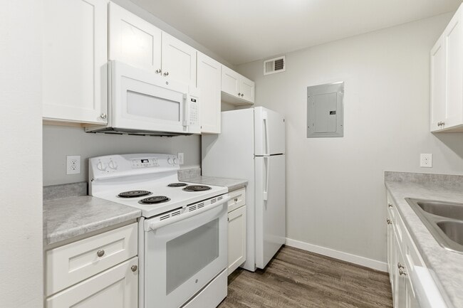 Kitchen - South Creek Apartments