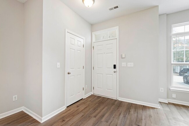 Building Photo - Gorgeous 3BR Townhome with Fresh Updates i...