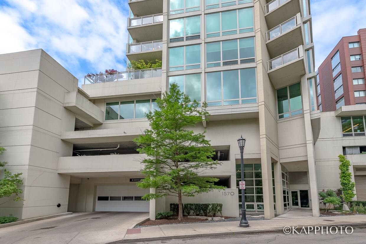 Foto principal - 1570 Elmwood Ave