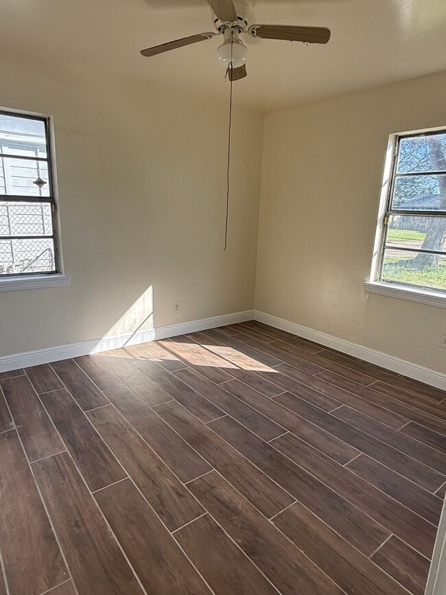 Building Photo - 2 Bedroom 1 Bathroom