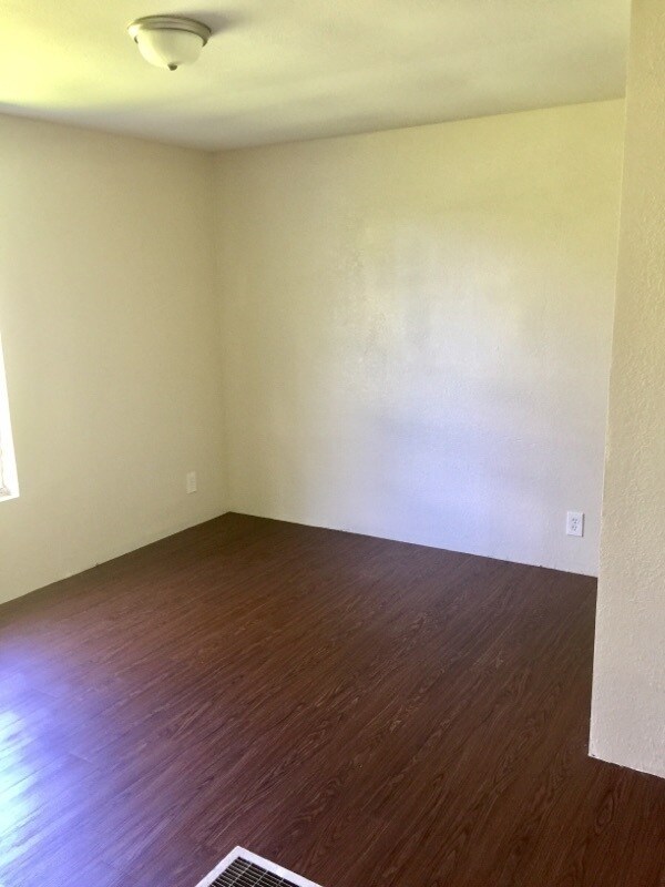 Building Photo - 5BR/2BA Double wide home on a LARGE lot!