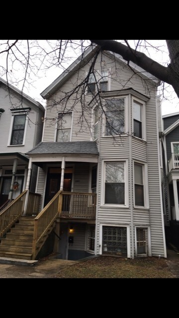 Building Photo - 1116 W Wellington Ave