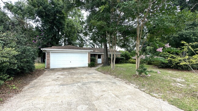 Foto del edificio - LOVELY 3/2 NW House w/ 2-Car Garage, Tile ...