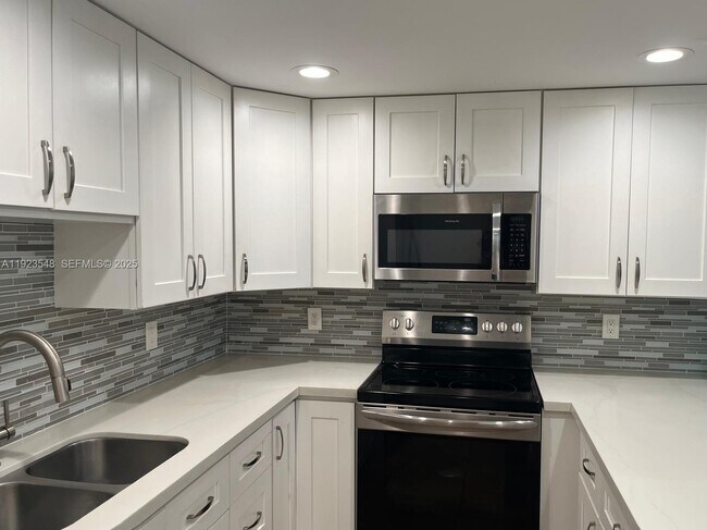 Building Photo - 9421 Evergreen Pl