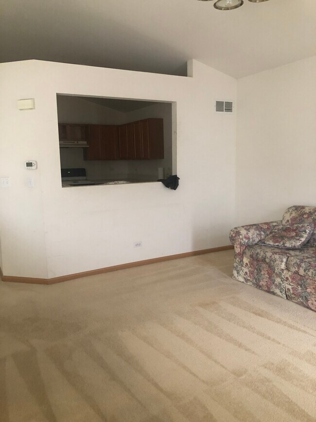 Living space - 762 Four Seasons Blvd