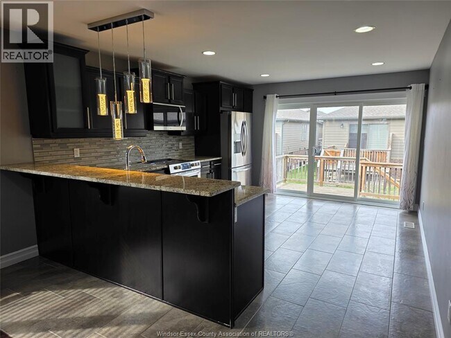 Photo du bâtiment - 11924 Thistledown Ave