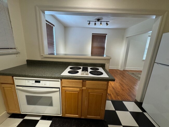 Building Photo - 665 Carol Marie Dr