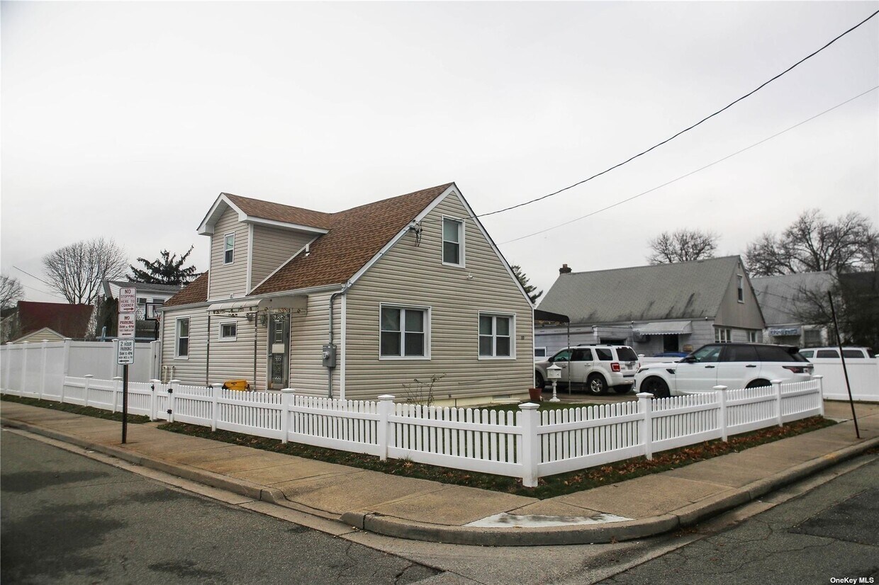 10 Milton St, Hicksville, NY 11801 House for Rent in Hicksville, NY