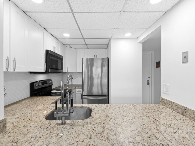 Building Photo - 900 River Reach Dr