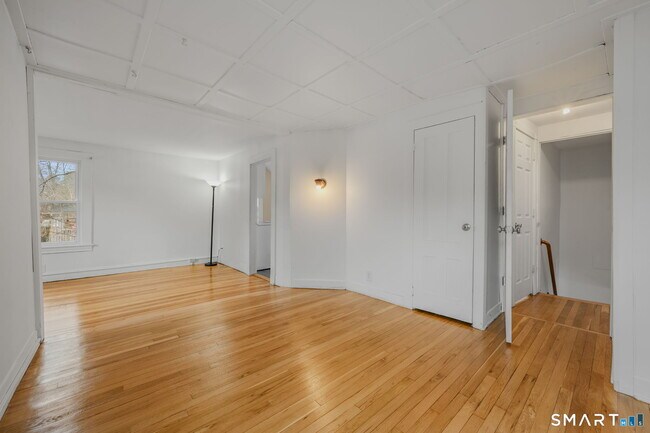 Foto del edificio - 24 N Main St